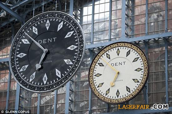 英國倫敦圣潘克拉斯國際火車站的時鐘。最新研究表明，在量子能級，未來事件可能會影響過去的事件。這是科學(xué)家最近在量子力學(xué)領(lǐng)域觀測到的怪異現(xiàn)象。