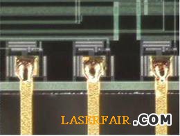 圖5、0.0015英寸厚的鍍金銅質(zhì)扁平導線被焊接到金屬化焊盤上。