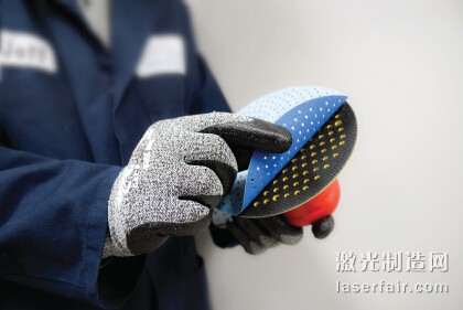 圖1：激光切割的多孔砂碟連接到一個背襯墊上，用于氣動打磨機。 （圖片來自Norton|Saint-Gobain）