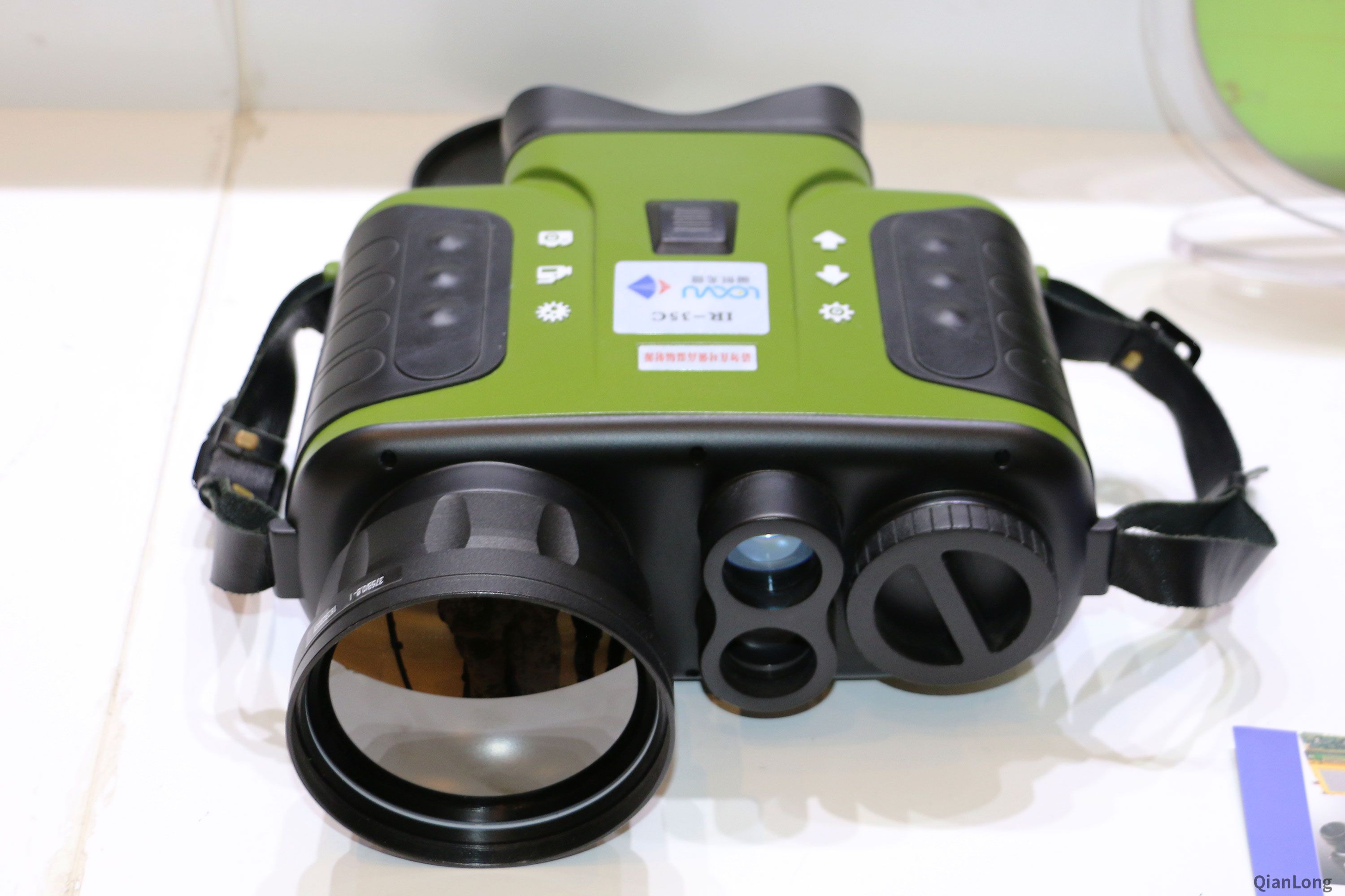 02.西安光電所的科技成果展示中心的大廳內(nèi)，可以看到西安光電所的全稱為中國科學(xué)院西安光學(xué)精密設(shè)備研究所，其藍色字體也透出了一股濃濃的科技氣息。（千龍網(wǎng)軍事頻道記者 馬群 攝）