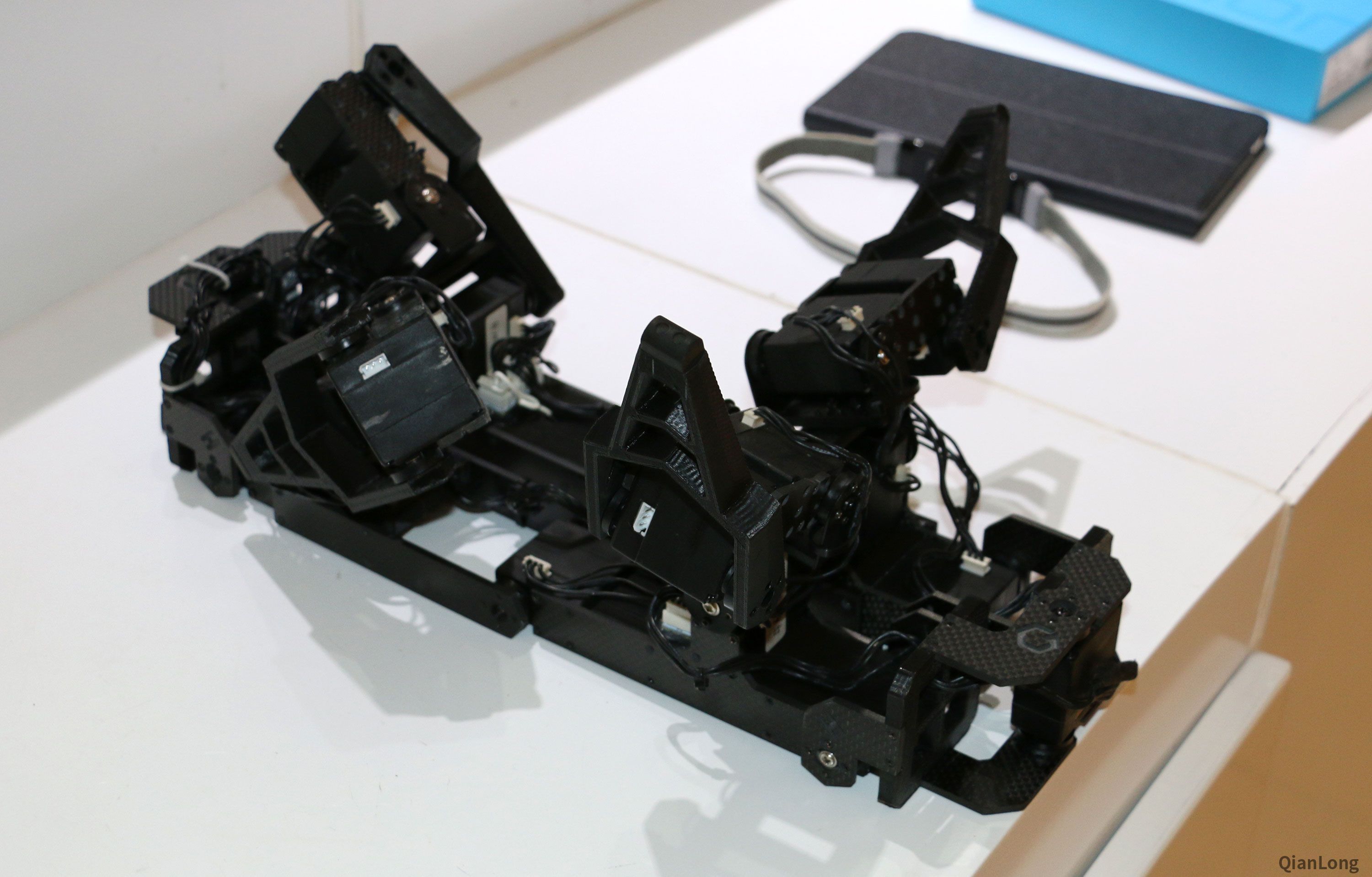 20.在西安光電所科技成果展示中心內(nèi)展出的特種多業(yè)務(wù)無線自組網(wǎng)系統(tǒng)。其關(guān)鍵技術(shù)指標對美軍第三代單兵系統(tǒng)&ldquo;奈特勇士&rdquo;戰(zhàn)術(shù)通信終端，在國內(nèi)也是首先解決了超大規(guī)模組網(wǎng)的技術(shù)難題，目前已參與部分國內(nèi)安保任務(wù)。（千龍網(wǎng)軍事頻道記者 馬群 攝）