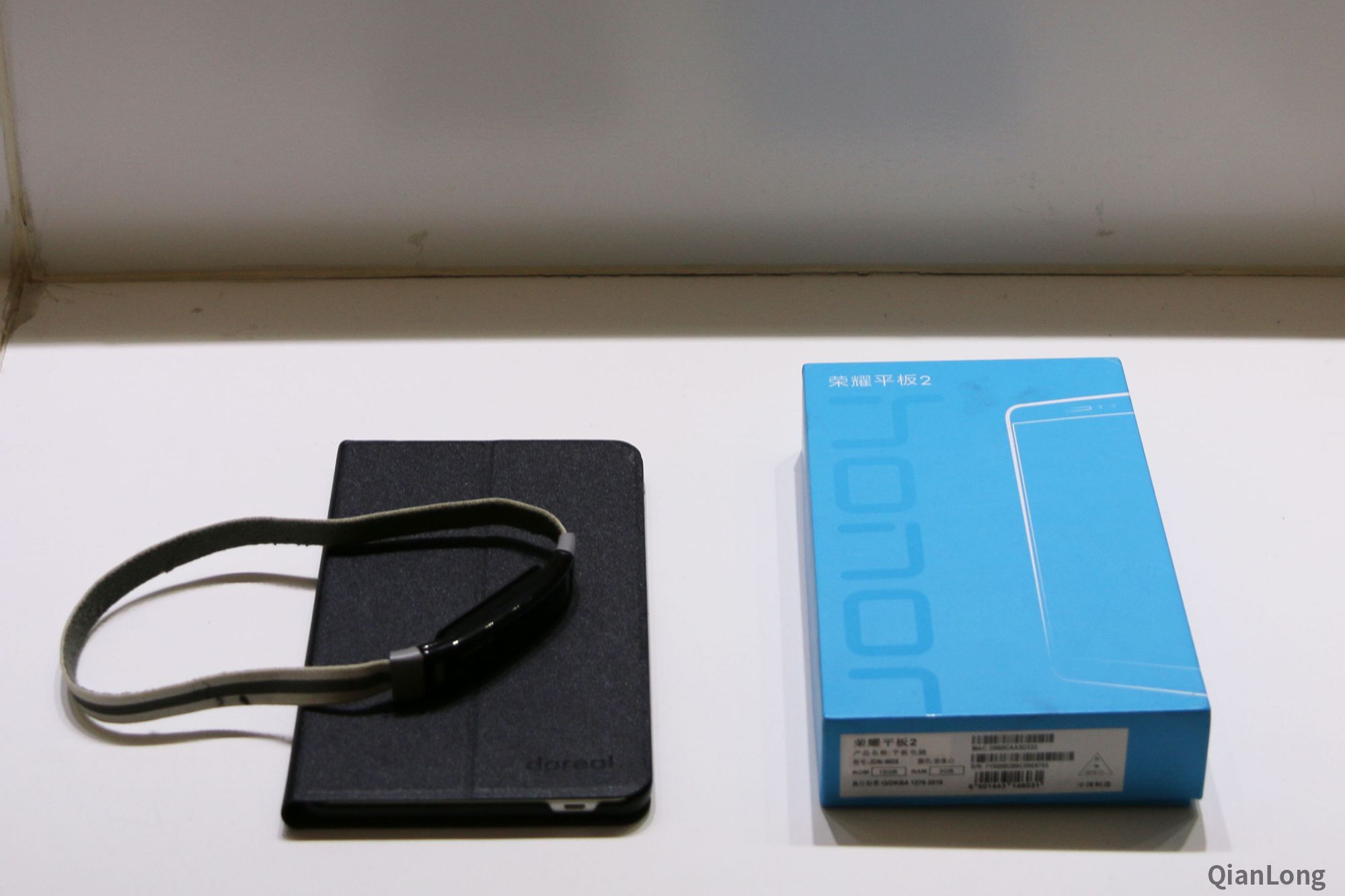 22.在西安光電所科技成果展示中心內(nèi)展出的軍用腦氧監(jiān)測設(shè)備?？捎糜诟呖崭咴娛掠?xùn)練中，能夠為我軍在高原高空環(huán)境下開展訓(xùn)練提供更為科學(xué)的支持。