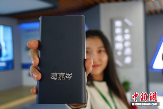 激光打印機將人名打印在了充電寶上，個性十足。