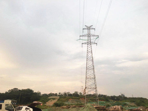 圖為：高壓線被異物。