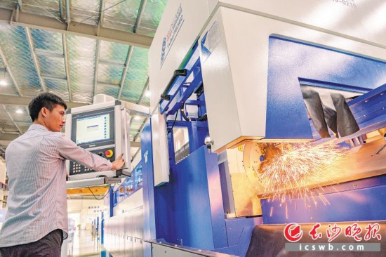  昨日，位于雨花經(jīng)開區(qū)內(nèi)的湖南大族智能裝備制造基地竣工投產(chǎn)，產(chǎn)業(yè)工人加緊調(diào)試一批剛組裝完工的激光加工設(shè)備。 長沙晚報(bào)記者 陳飛 攝