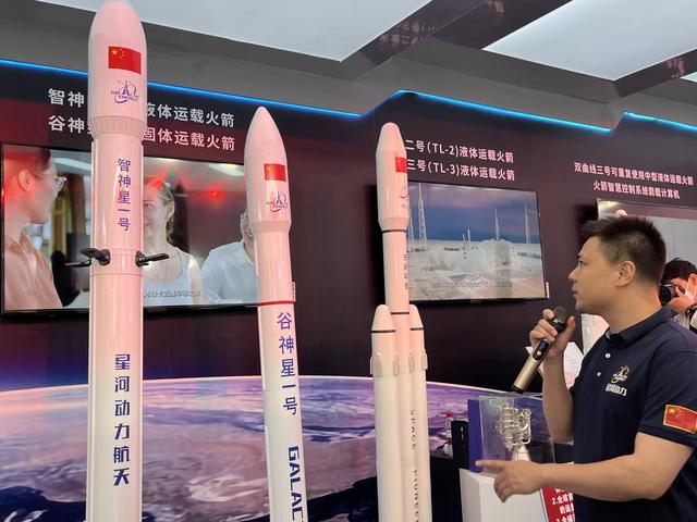 “谷神星一號(hào)”固體運(yùn)載火箭和“智神星一號(hào)”可重復(fù)使用的液體運(yùn)載火箭模型吸引了大家的關(guān)注。宋婧 攝