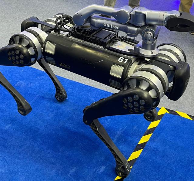 北京市消防救援總隊(duì)展臺(tái)展出的“四足機(jī)器人”。宋婧 攝