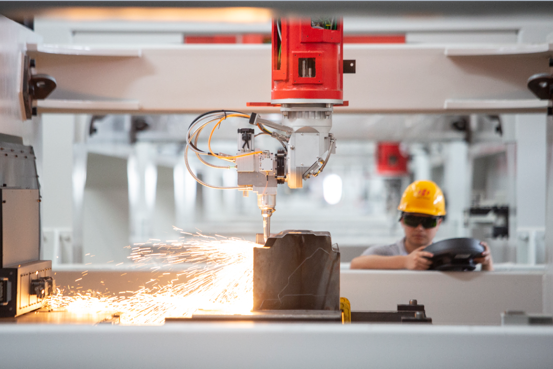 華工科技工程師在激光加工裝備前做工藝測(cè)試。企業(yè)供圖