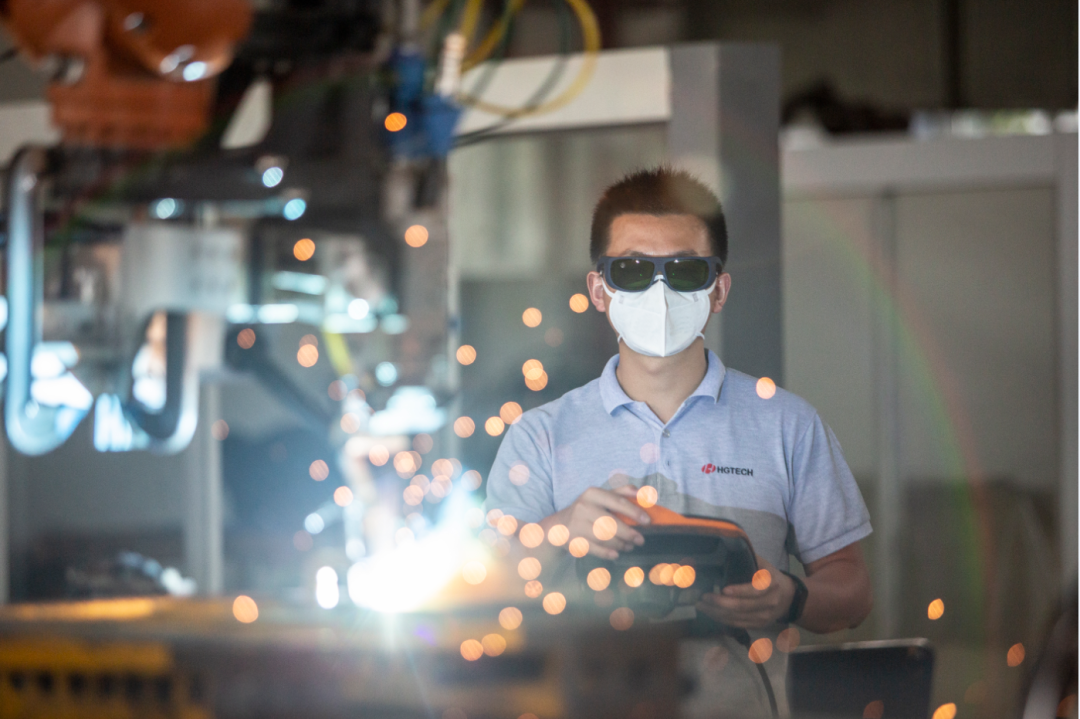 華工科技工程師在做激光焊接工藝實(shí)驗(yàn)。企業(yè)供圖