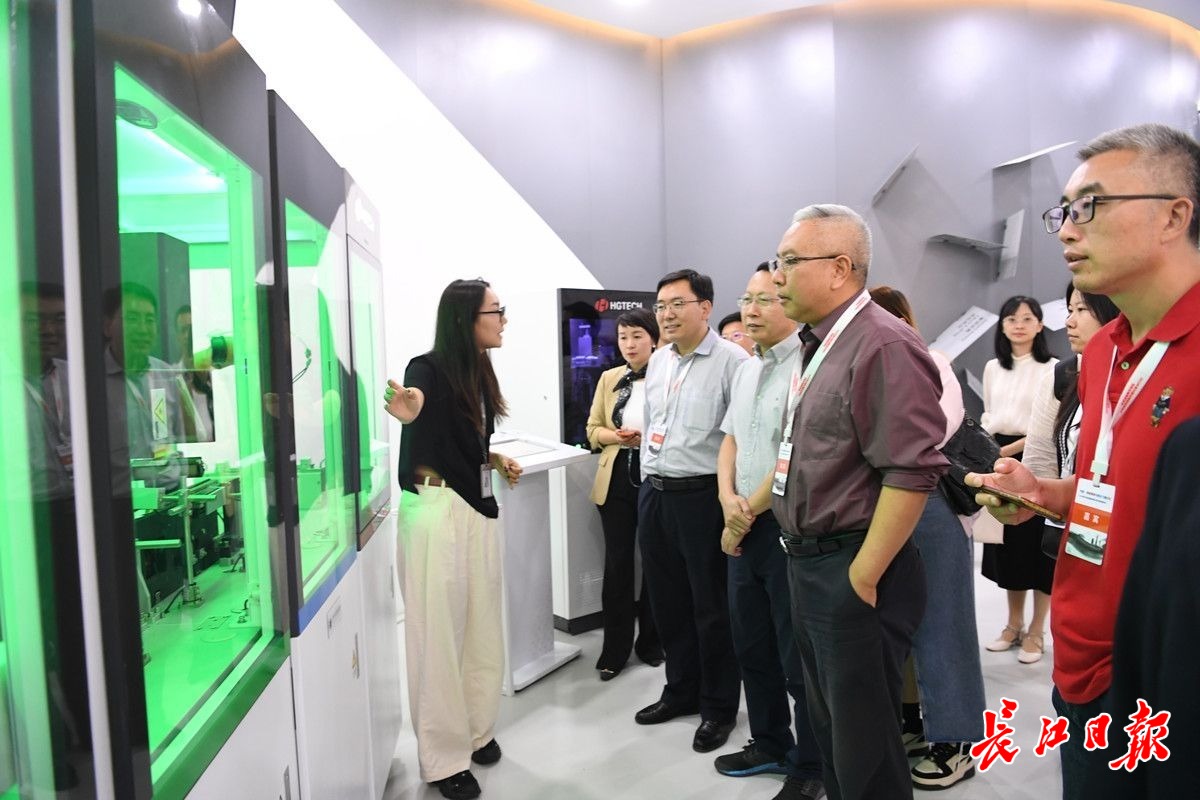 “總編輯看光谷”采訪調(diào)研活動(dòng)走進(jìn)華工科技。長(zhǎng)江日?qǐng)?bào)記者高勇 攝