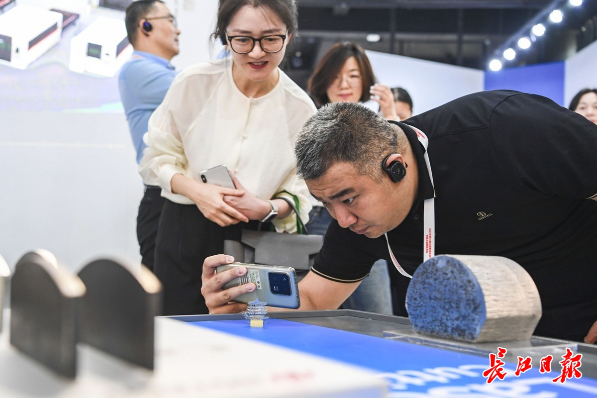 “總編輯看光谷”采訪調(diào)研活動(dòng)走進(jìn)華工科技。長(zhǎng)江日?qǐng)?bào)記者高勇 攝