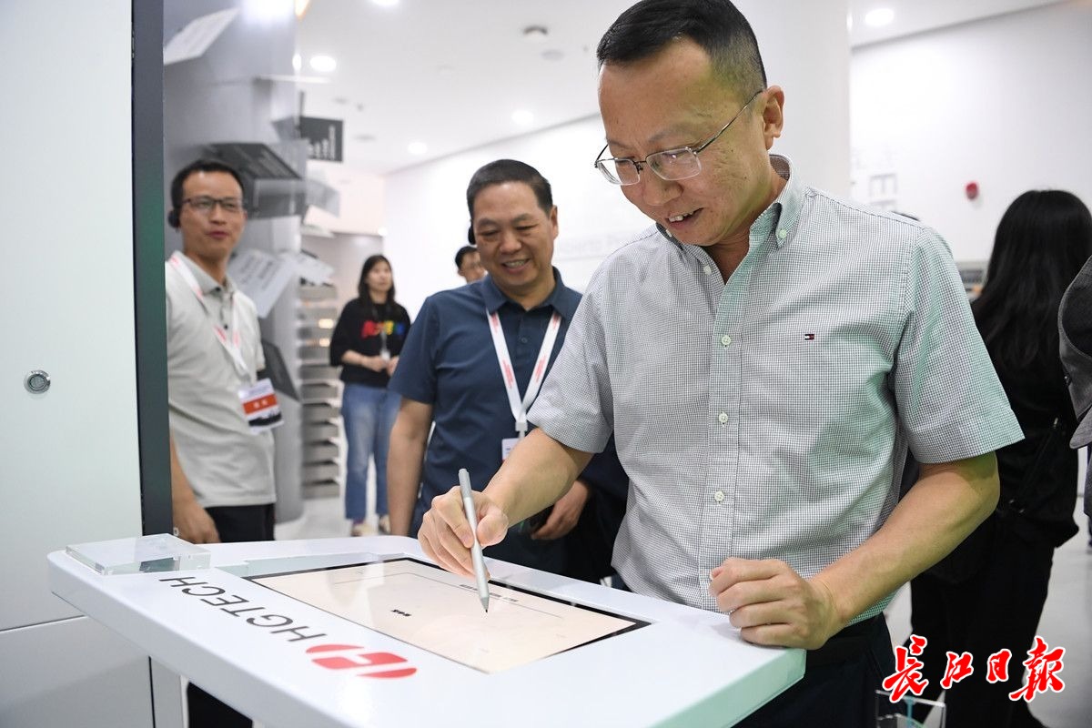 “總編輯看光谷”采訪調(diào)研活動(dòng)走進(jìn)華工科技。長(zhǎng)江日?qǐng)?bào)記者高勇 攝