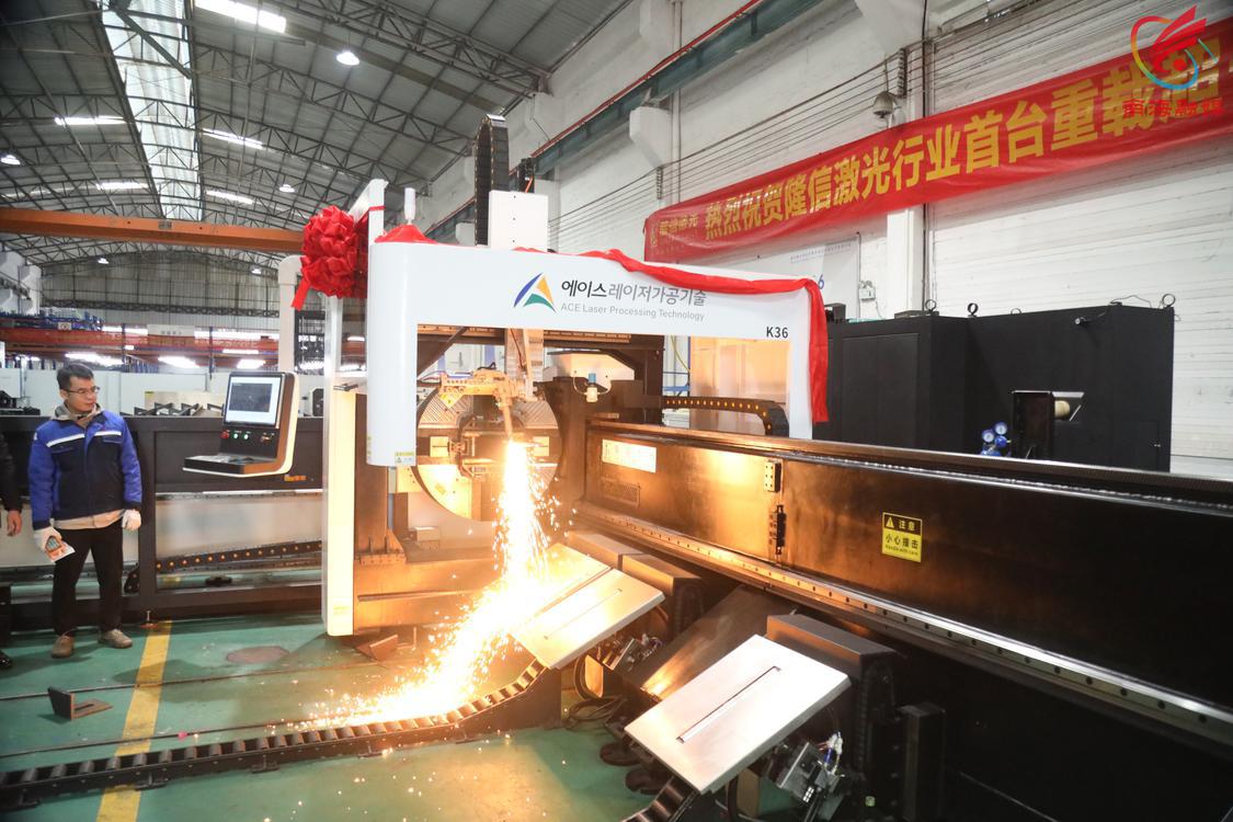 K36三維五軸重型激光切管機(jī)工作畫(huà)面.JPG