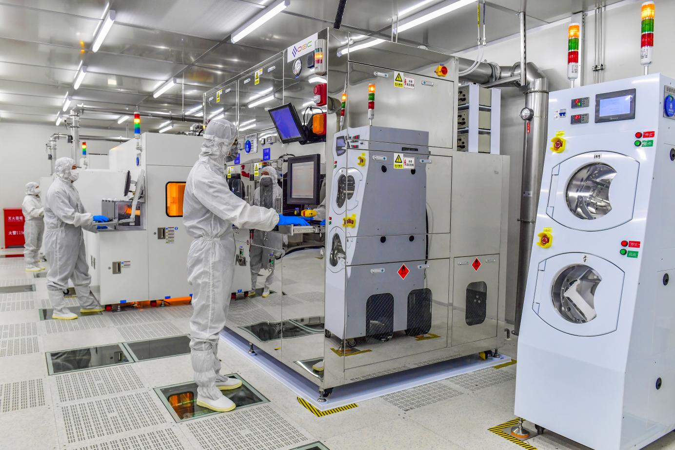 科技研發(fā)人員在陜西光電子先導(dǎo)院科技有限公司化合物光子芯片鍵合區(qū)作業(yè)。西科控股供圖