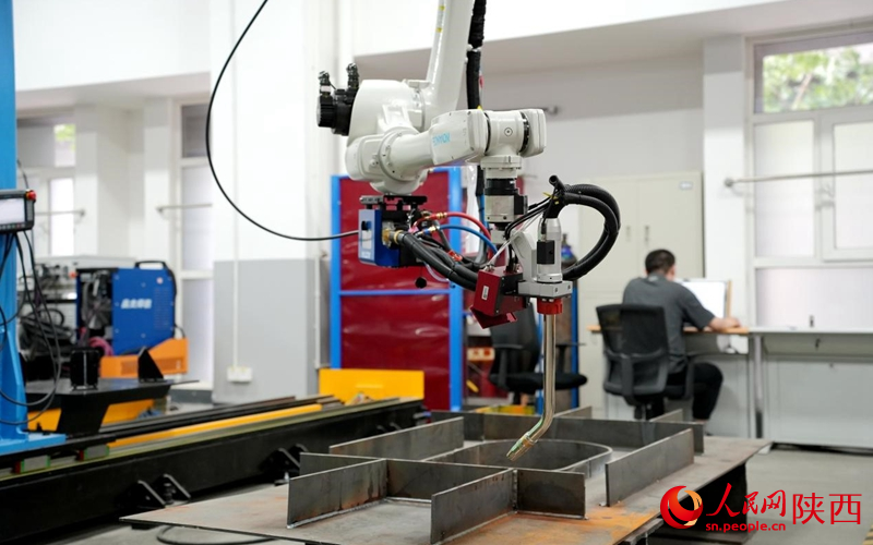 西安中科光電智能焊接機(jī)器人。人民網(wǎng)記者 孫挺攝
