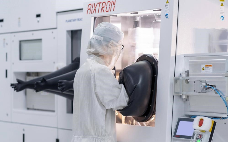 技術(shù)人員在唐晶量子生產(chǎn)車間操作MOCVD設(shè)備。受訪者供圖