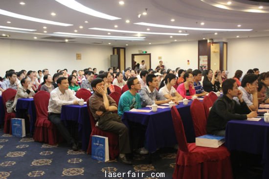 省內(nèi)眼科醫(yī)生及近視患者擠滿(mǎn)會(huì)場(chǎng)