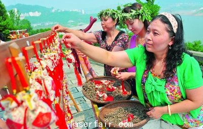 在屈原故鄉(xiāng)宜昌秭歸縣，居民用艾葉、花椒和丁香等制作香囊。