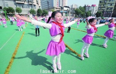 黃石市第八屆校園文化藝術(shù)節(jié)上孩子們在表演舞蹈。