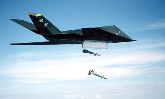 資料圖：F-117投下兩枚激光制導(dǎo)炸彈。