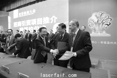 黃加園在去年的世界溫商大會(huì)上簽約。