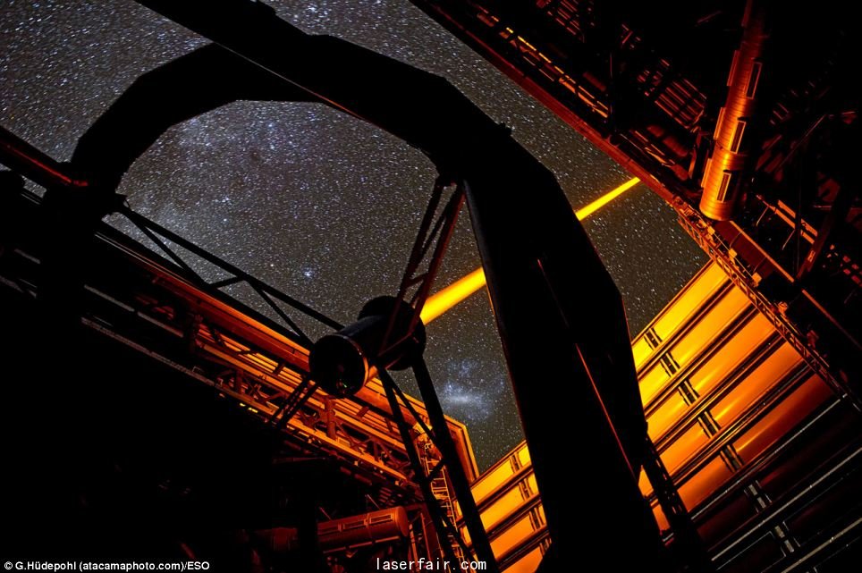 準備發(fā)射：位于智利的歐洲太空局帕拉那天文臺的新型Parla激光正在操縱中。這束異常明亮的7瓦特橘黃色激光束從甚大望遠鏡第四單位望遠鏡的穹頂處發(fā)射，背景里的大麥哲倫云也清晰可見。