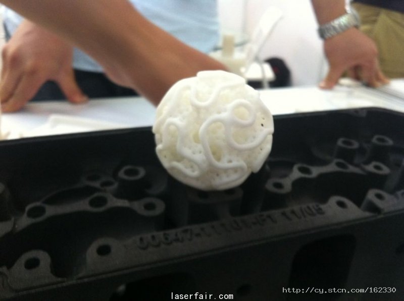 創(chuàng)業(yè)板上市公司金運(yùn)激光的激光雕塑產(chǎn)品，先用繡花技術(shù)弄好再根據(jù)激光打印出來的，主要用于婚紗和高檔服飾。