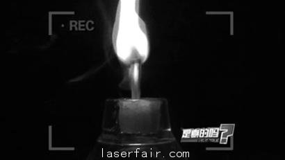 激光筆是生活中常用的物品，很多老師和導游都會用激光筆來做指引作用的小工具，但網(wǎng)絡傳言說用激光筆15秒能夠點燃火柴，這個傳言是否是真實的呢，記者準備了兩個激光筆進行現(xiàn)場試驗。