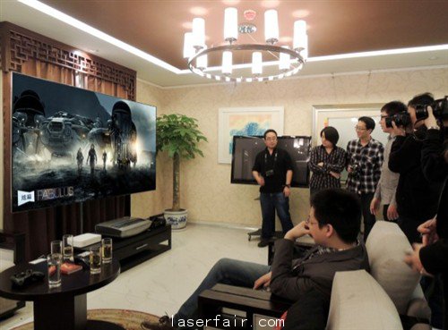 100寸超薄冷屏 炫幕激光電視真機體驗 