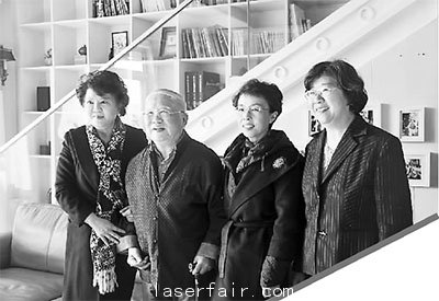 圖為裘援平（左一）走訪慰問(wèn)吳良鏞（左二）