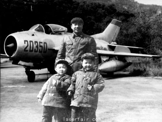 王明亮和兩個(gè)孩子右為王永洪在一起