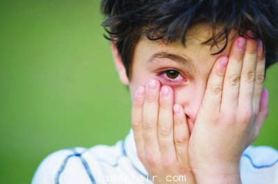 在今年央視&ldquo;3&middot;15&rdquo;晚會上，主持人演示了兒童常玩的激光筆的威力，用它可將一個氣球打爆。激光筆的威力還不止于此，它所射出的光會損害人的眼睛和皮膚。