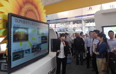 德州儀器(TI)DLP產(chǎn)品部市場(chǎng)營(yíng)銷(xiāo)經(jīng)理Angela Pan助陣?guó)櫤螲iteVision超寬屏超短焦激光投影機(jī)首發(fā)