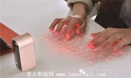 移動(dòng)辦公領(lǐng)域，手機(jī)和平板以其極佳的便攜性正在逐步取代笨重的PC，然而在某些人眼中，觸控的輸入方式依舊沒有傳統(tǒng)鍵盤用得舒服，因此采用鐳射激光的鍵盤就很有存在的必要啦！